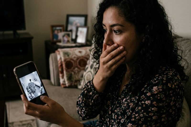 MI ESPOSO ENTRABA TODAS LAS NOCHES AL CUARTO DE MI HIJA… ASÍ QUE ESCONDÍ UNA CÁMARA Y LO QUE DESCUBRÍ ME HIZO VOMITAR