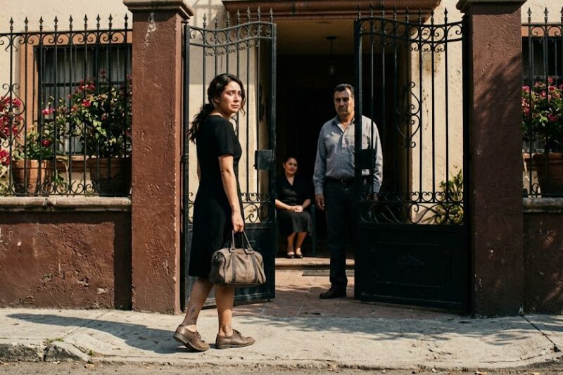 Me sacaron de la herencia solo por ser mujer. El hombre al que llamé padre me miró como a una extraña el mismo día del funeral de mi madre. Y la mujer que estaba sentada en el lugar principal de la casa… sonrió cuando me echaron del hogar donde crecí.