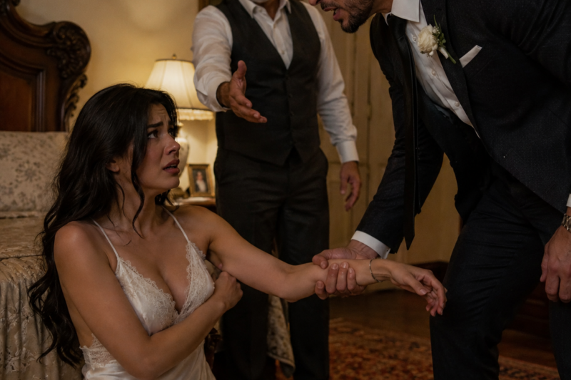 RECIÉN CASADA, MI ESPOSO ME OBLIGÓ A ENTRAR AL CUARTO DE SU PADRE EN LA NOCHE DE BODAS… LO QUE DESCUBRÍ SOBRE ESA FAMILIA ME DEJÓ HELADA