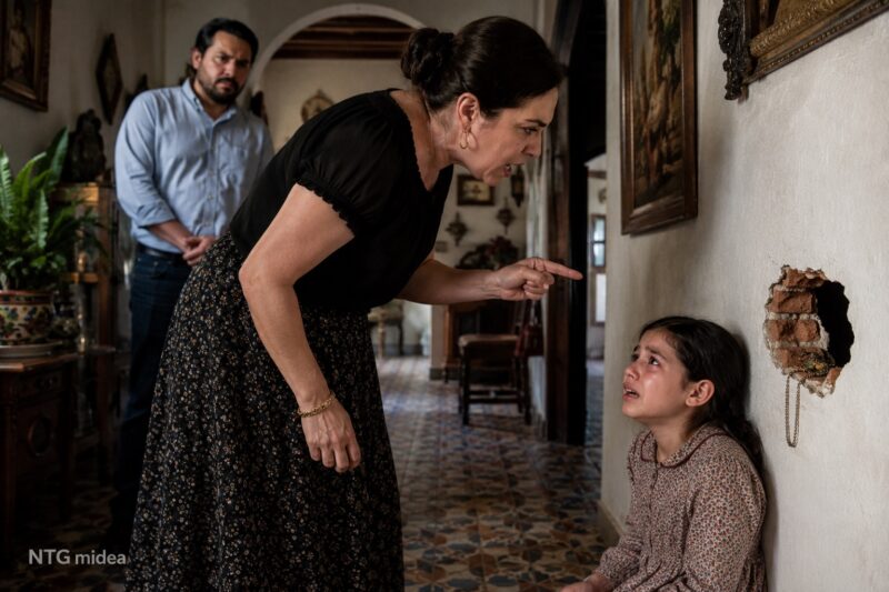—Cállate, chamaca mentirosa; si vuelves a decir que tu mamá está aquí, te mando al internado esta misma noche.  Eso fue lo primero que alcanzó a escuchar la operadora del 911 antes de que una niña, con la voz hecha pedacitos, susurrara desde algún rincón de una casa en Coyoacán:  —La pulsera de mi mamá está sonando dentro de la pared.