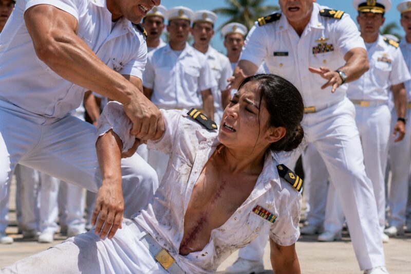 Las carcajadas resonaron por todo el patio de entrenamiento naval cuando un marinero soltó con desprecio: