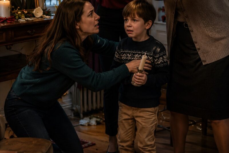 —¡No te hagas la víctima, Valeria! Tu hijo ya confesó que fue él.  Mi cuñada señaló a Mateo, de seis años, con una vela rota en la mano… y mi suegra levantó la olla de ponche caliente como si fuera una sentencia.  Lo que ninguna sabía era que esa vela no se había caído: alguien la había puesto ahí para culparnos.