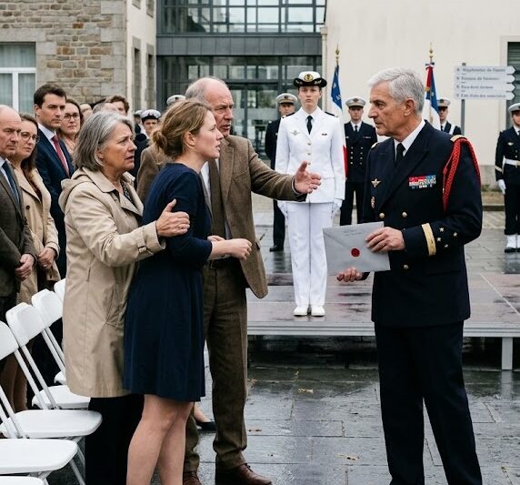 Mi familia intentó sacarme de la ceremonia de ascenso de mi hermana en la Marina, diciendo que yo manchaba su apellido… sin saber que el almirante no había llegado por ella, sino por mí.