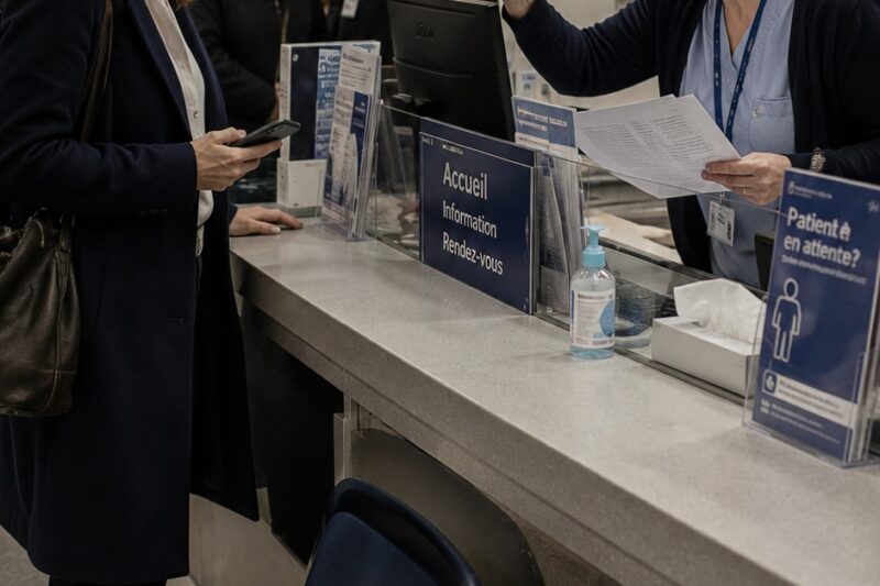 —¿Usted es la hija que nunca contesta? —me soltó la recepcionista del hospital frente a todos—. Su papá no venía por recetas. Venía a preguntar si hoy sí lo iba a recoger.  En mi defensa, yo no sabía que mi papá estaba yendo solo al Hospital General de México.