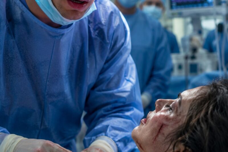 Nunca imaginé que la mujer que se desangraba sobre mi mesa de operaciones sería la única mujer a la que había amado de verdad… y la misma a la que yo había destruido con mis propias manos.