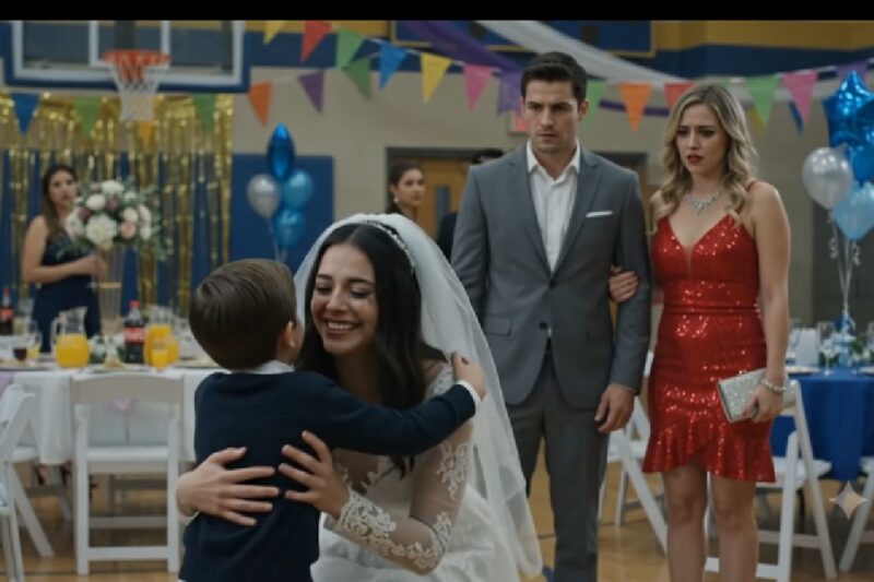Mi Prometido Me Abandonó por Mi Mejor Amiga 18 Horas Antes de Nuestra Boda… Siete Años Después se Burló de Mí en la Reunión Escolar, Hasta que un Niño Entró Corriendo Gritando: “¡Mamá!”