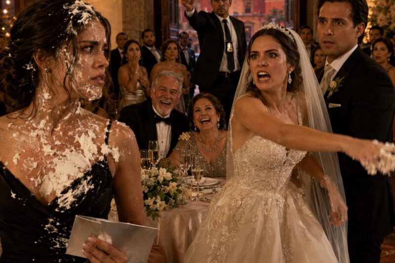 Salí de la boda de mi hermana cubierta de pastel y humillación después de que ella me dijera que no estaba invitada porque no era parte de la familia. Pero el sobre que intentó quemar reveló un secreto que lo destruyó todo.
