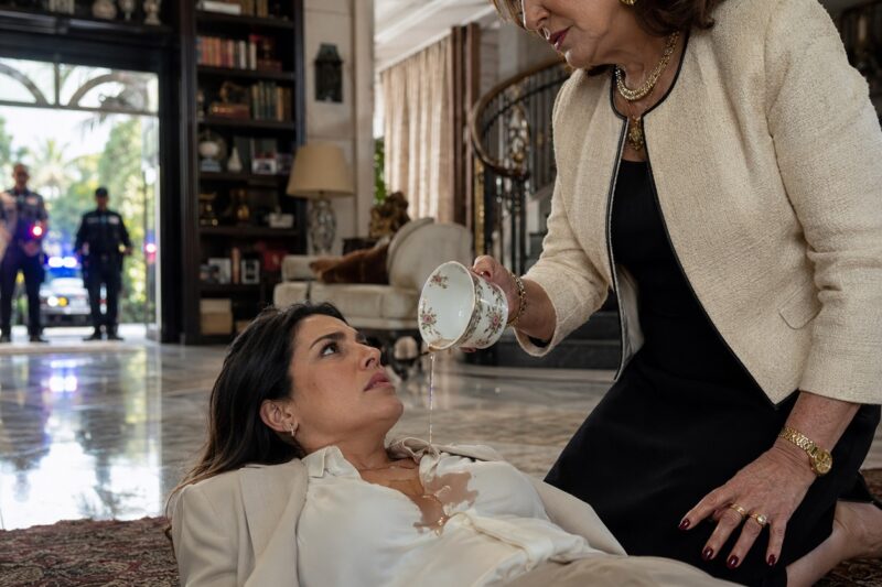 Estaba paralizada en el suelo de la sala debido a una reacción alérgica repentina y severa cuando mi suegra se arrodilló a mi lado y, deliberadamente, derramó su té hirviendo sobre mi pecho tembloroso.