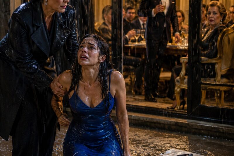 Encontré a mi hija arrodillada bajo la lluvia como si fuera una criminal, con su vestido azul nuevo empapado y pegado a su cuerpo tembloroso. Desde dentro de la casa escuché a la familia de su esposo reírse como si su sufrimiento fuera un espectáculo.