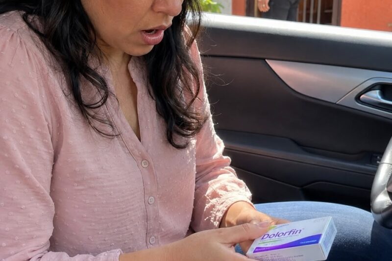 Cambié las pastillas que encontré en el coche de mi esposo… y 3 meses después descubrí que su “secretaria perfecta” escondía algo mucho peor que una infidelidad