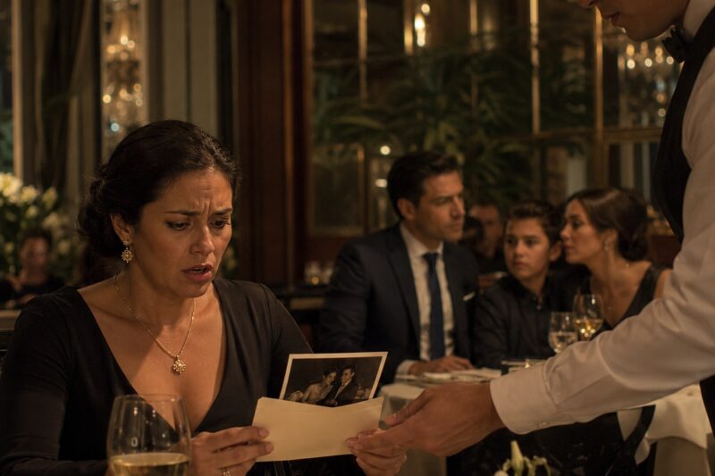 Mi marido escondía recibos de un restaurante de lujo… hasta que el mesero me entregó una fotografía prohibida