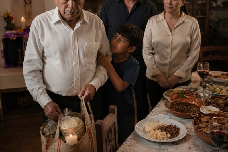Mi padre viajó seis horas para verme, pero lo sentamos aparte con arroz frío; cuando encontramos la nota escondida en su veladora, entendí que no venía a pedir nada… venía a dejarnos su última lección antes de desaparecer para siempre