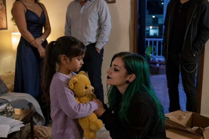 Mis padres destrozaron la casa peleando por el divorcio, una báscula me golpeó la cabeza y soñé dos futuros terribles; cuando desperté, abracé a la novia gótica de mi tío, sin saber que aquella mujer de labios negros sería la única adulta que esa noche se atrevería a salvarme
