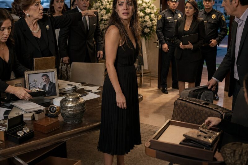 Volvió del funeral de su esposo y encontró a su suegra vaciando la casa; le dijeron que una viuda sin hijos no tenía derecho a nada, pero el último mensaje que él dejó convirtió el robo familiar en una confesión pública