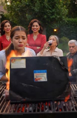 Quemaron la laptop de mi hija la noche de su beca, creyendo que habían destruido su futuro… pero solo encendieron la caída de toda la familia.