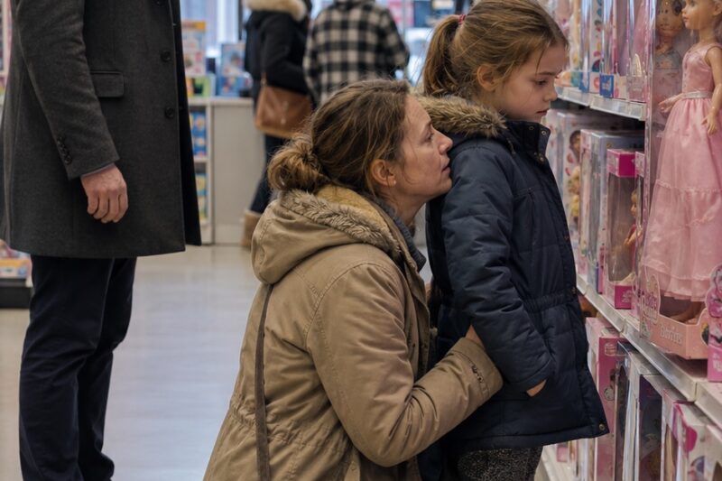 “No puedo comprar una Barbie para tu cumpleaños”, susurró la madre soltera en medio de la juguetería, pero la impactante reacción del CEO lo cambió todo…