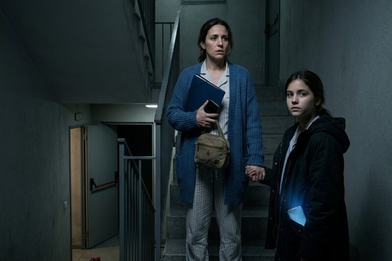 A las tres de la madrugada, mi hija me prohibió encender la luz y me obligó a huir del piso en pijama; al amanecer, el grupo de vecinos reveló por qué nuestro edificio entero había quedado a oscuras y por qué dos hombres buscaban exactamente nuestra puerta en la planta diecisiete