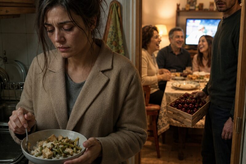 Durante seis meses mi esposa cenó sobras de pie en la cocina, hasta que un viernes volví antes de la oficina y descubrí el silencio que mi propia familia le había obligado a tragar mientras yo creía que en casa la estaban cuidando como a una hija y no destruyéndola poco a poco